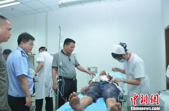 广东河源2疑犯ATM机旁抢劫 反被刺成重伤