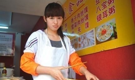 民间萌妹不输女明星 卷饼西施低胸卖饼惹长队