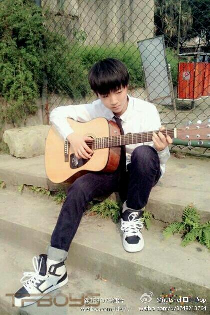 00后也传绯闻!TFBoys王俊凯女友曝光 王源吻