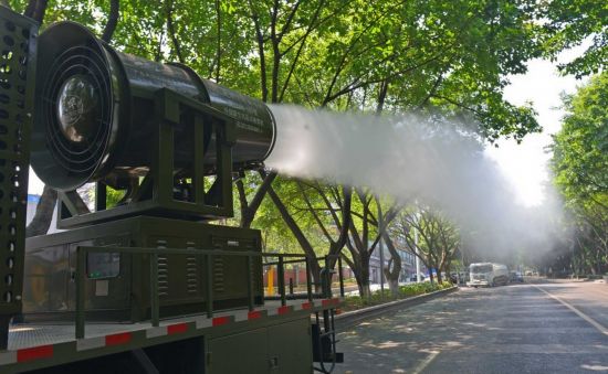 重庆街头现消暑神器 大炮洒水车可抑尘降温
