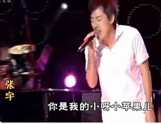 中国好声音杨坤恶搞小苹果 疯抢美女学员(图)