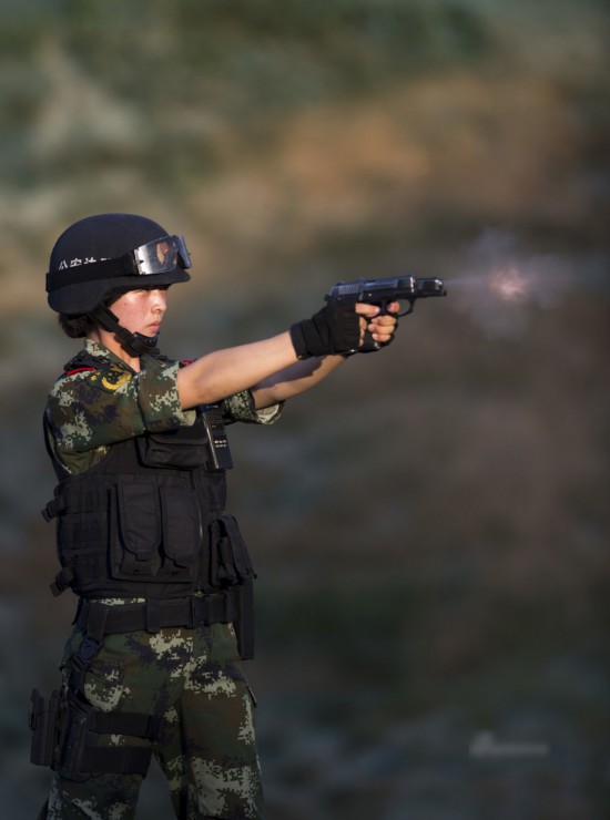 新疆90后女特战兵群像 有神枪手有格斗王(组图
