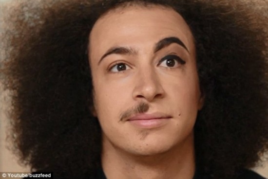 视频曝5男子体验半面妆抱怨连连【组图】