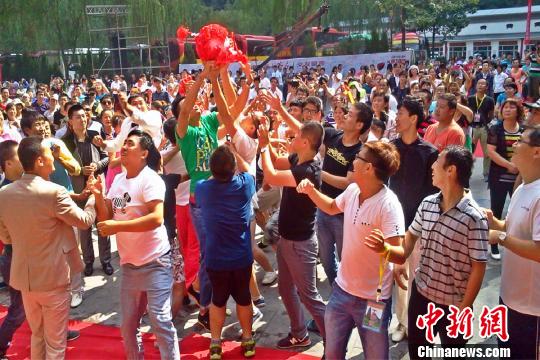 第一情峡七夕燃爱火 上演万人接吻激情秀