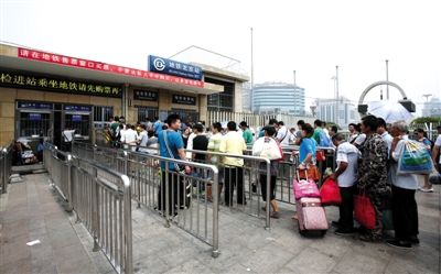 北京多个地铁站内售票机成摆设 百人排队购票
