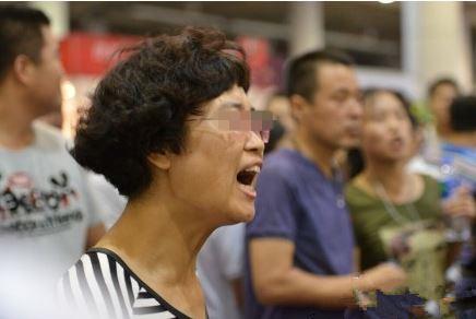 大连成人展:日本AV女优上台被扔上百枚臭鸡蛋