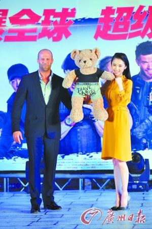 敢死队杰森·斯坦森持机枪耍酷 谋女郎主