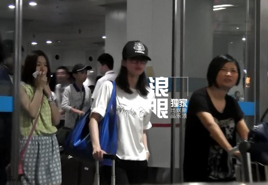 刘诗诗深夜与男演员回京 低调朴素谈笑风生[4