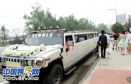 《好声音》陈冰身家超30亿大婚晒豪车 妈妈美