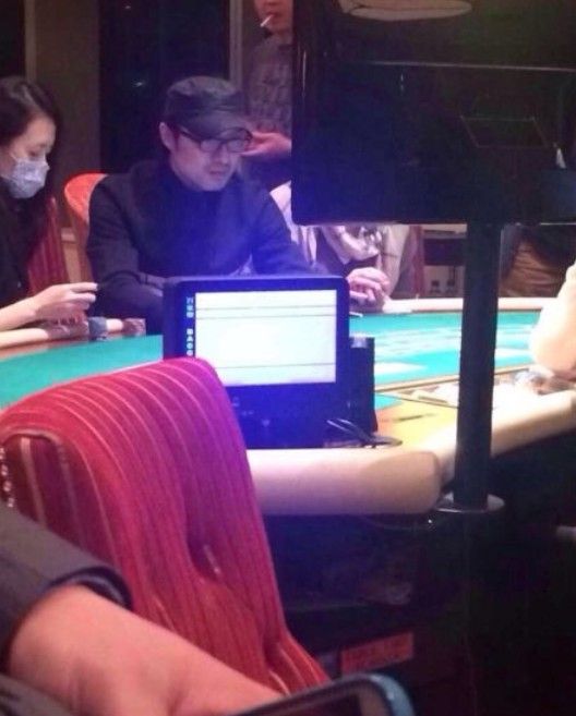 网曝汪峰现身澳门赌场 章子怡贴身相伴似老夫