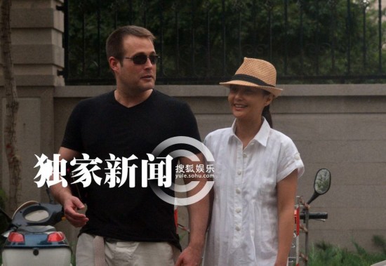 马雅舒再怀孕 洋老公陪逛街爱抚微隆孕肚