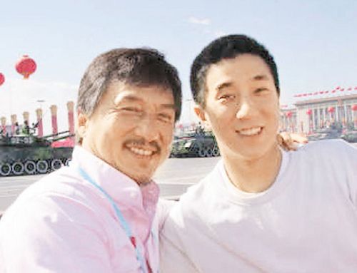原标题:房祖名自曝成长经历:从小被母亲林凤娇打大     成龙和儿子