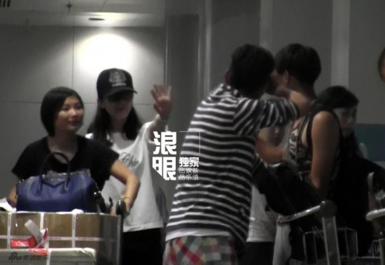 刘诗诗深夜与男演员回京 低调朴素谈笑风生[1