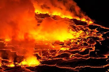 日本鹿儿岛一火山口发生喷发 居民迁出避难