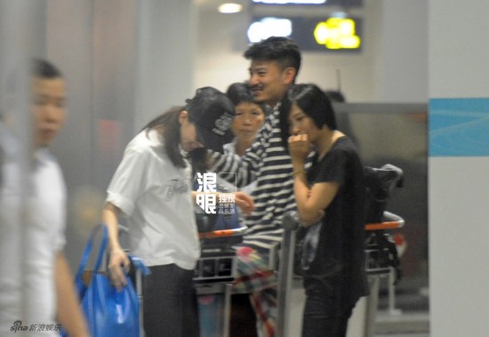 刘诗诗深夜与男演员回京 低调朴素谈笑风生[1