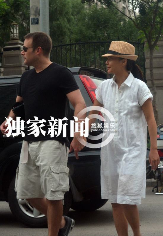 马雅舒再怀孕洋老公陪逛街爱抚微隆孕肚12
