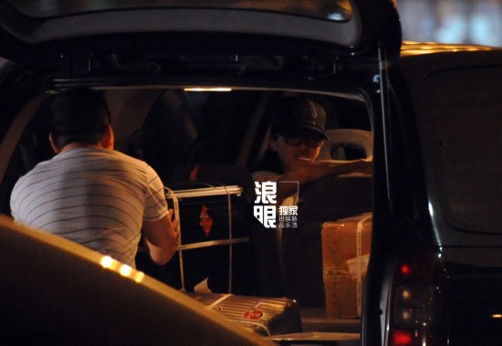 刘诗诗深夜与男演员回京 低调朴素谈笑风生[1