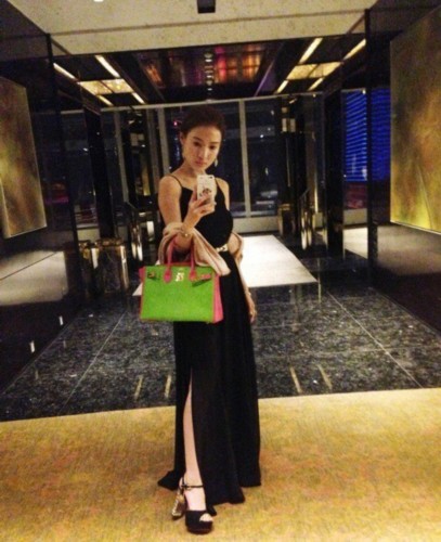 央视曝光郭美美在看守所穿囚服画面 起底网络