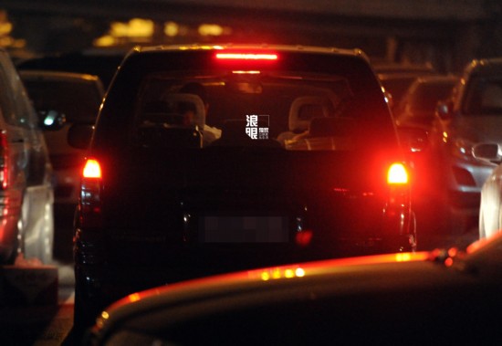 刘诗诗深夜与男演员回京 低调朴素谈笑风生[1