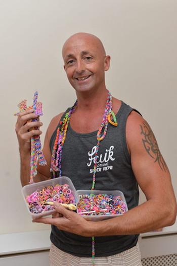 英国男子发明丁字阴茎套 在线做广告筹善款(图