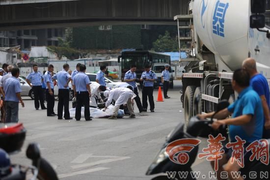 西安一混凝土车撞上电动车 电动车司机死亡