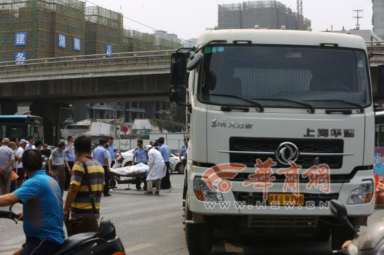 西安一混凝土车撞上电动车 电动车司机死亡