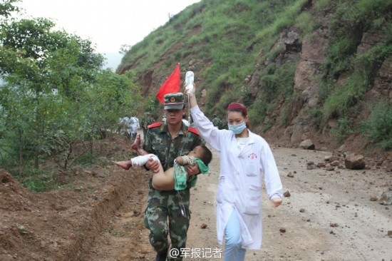 鲁甸抗震救灾一线中国军人剪影