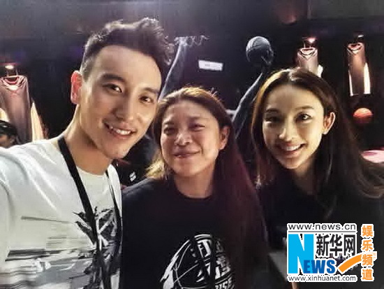 张俪出席甄选活动 与科比一同打出名堂【组图