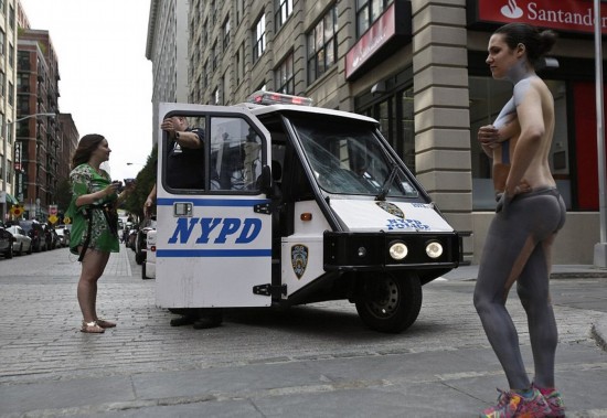 <em>人体艺术</em>家裸体作画隐身于城市【16】--陕西