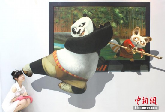 3D立体画亮相江苏盐城 市民人画互动体验神