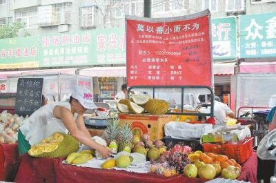 开封单身母亲养俩孩儿 卖水果资助三个贫困生