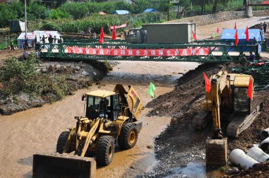 With the operation of the new bridge, the traffic leading to the epicenter of a 6.5-magnitude earthquake has been resumed.