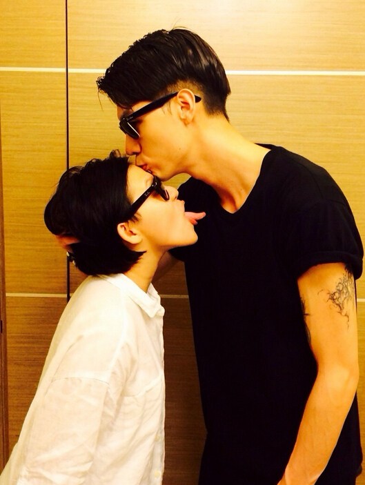 小时代女星谢依霖舌舔男星 舌头直勾勾伸向任