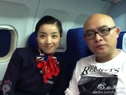 盘点明星与空姐合影照 梁朝伟任拍不动怒(组图