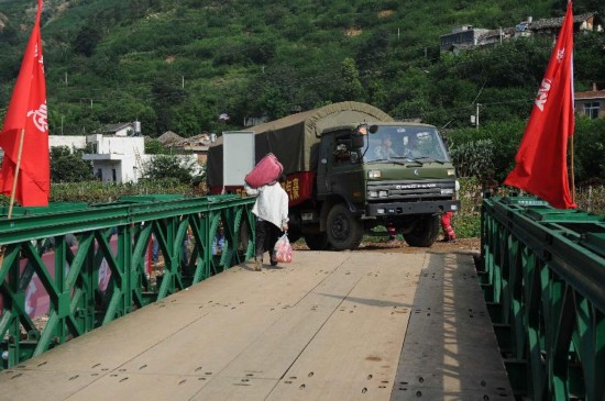 With the operation of the new bridge, the traffic leading to the epicenter of a 6.5-magnitude earthquake has been resumed.