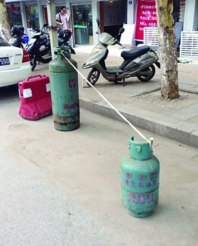 南京路边停车位用两只煤气瓶占 无人认领