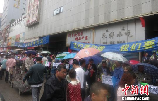 5日,西宁义乌商贸城众多商户罢市。 张添福 摄