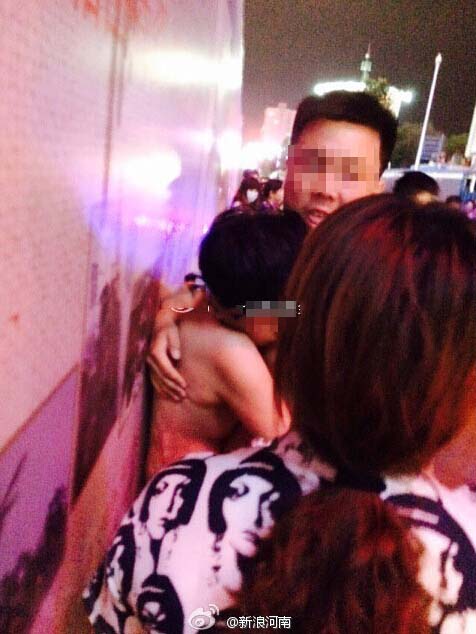 男扒女人内衣吸奶视频_内衣性感女人(2)