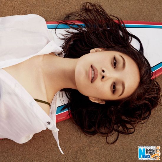 倪妮墨尔本躺海滩拍<em>写真</em> 慵懒<em>萌妹子</em>开启叛逆