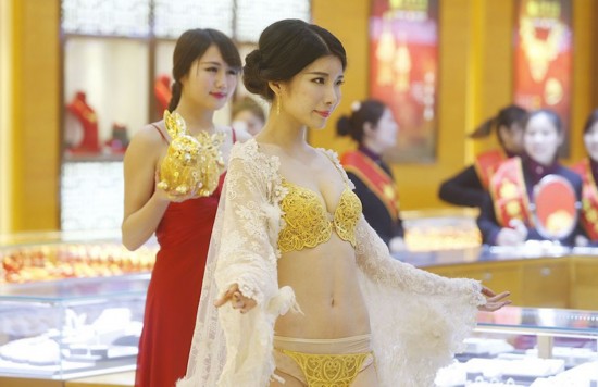 武汉模特身着五百万黄金<em>内衣走秀</em>引围观【3】