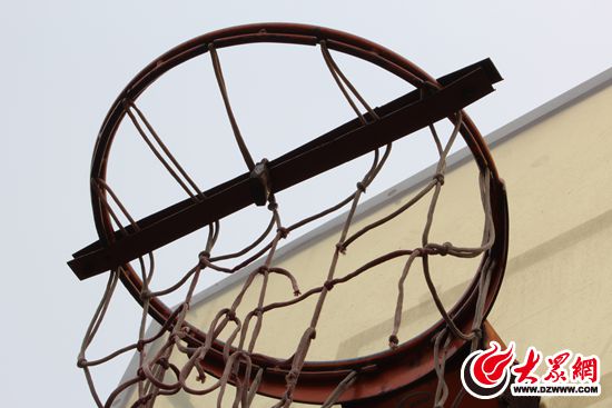 日照电大给篮筐上锁禁止打球 校方称为了好管