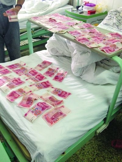 淮安患者如厕5800元掉坑里 环卫师傅全捞回来