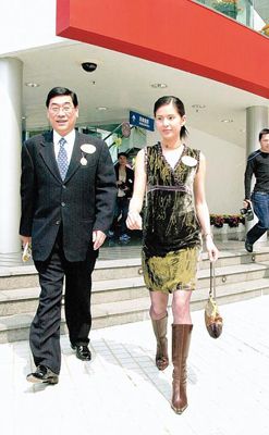 李若彤感情受挫留阴影: 曾十分痛恨前男友     李若彤与现男友郭应泉