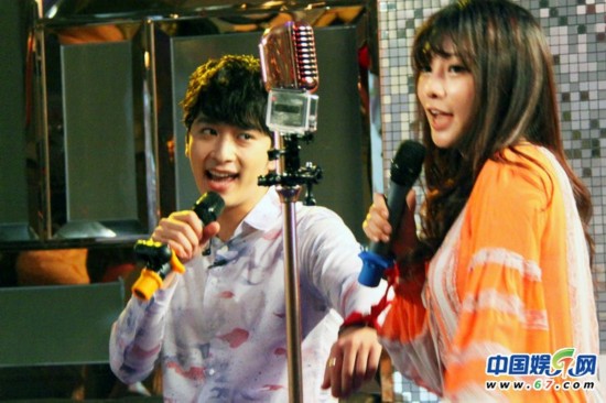 柳岩妩媚献歌动作妖娆迷倒黄灿盛 绯闻男友全