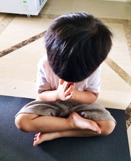 孙俪晒儿子等等盘腿打坐照 网友:大师姿势不错