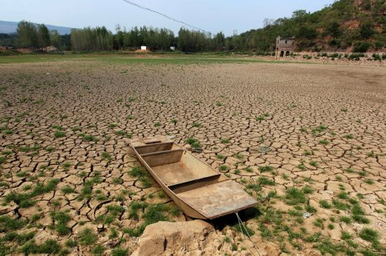 河南旱区领导开轿车下乡送水 拍照录像后走人
