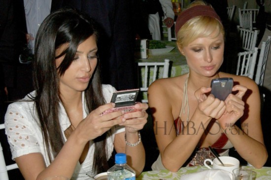 �𡤿���ɺ (Kim Kardashian) ������˹��ϣ���� (Paris Hilton)