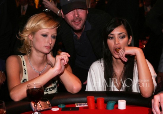 �𡤿���ɺ (Kim Kardashian) ������˹��ϣ���� (Paris Hilton)