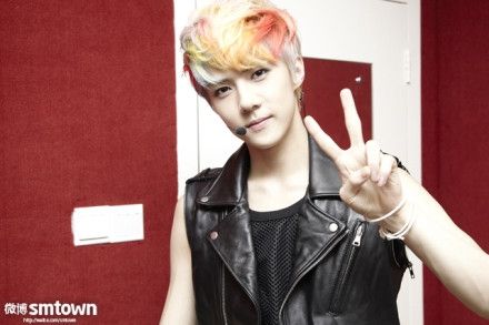 EXO海量后台花絮照曝光:鹿晗坐世勋腿上撒娇