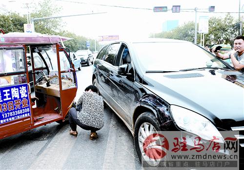 老人电动车撞上奔驰 奔驰车主放弃索赔